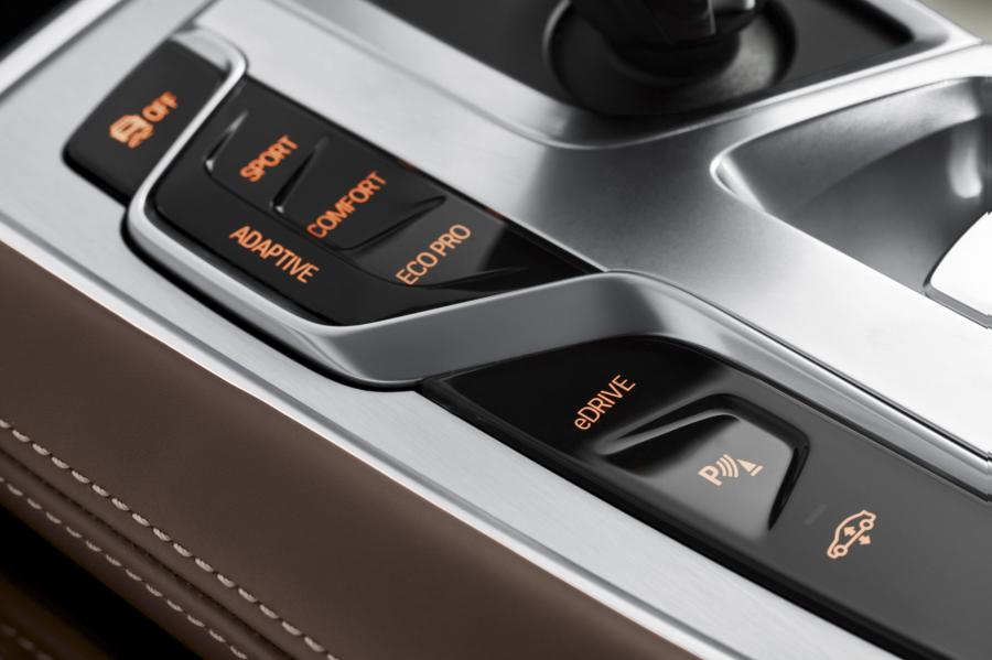 Детали интерьера BMW 740e iPerformance (G11) 2016 года  (WW) (фото 2 из 17)